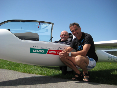 Gerd Heidebrecht (im Cockpit) Mathias Schunk (vorne) nach ihren Rekordflügen